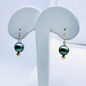 Alternative view of Spectrum Ode: the 10.2mm Peacock Pearl